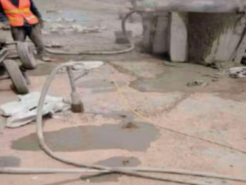 兴县水泥混凝土路面板底注浆技术 路面脱空注浆整治方案